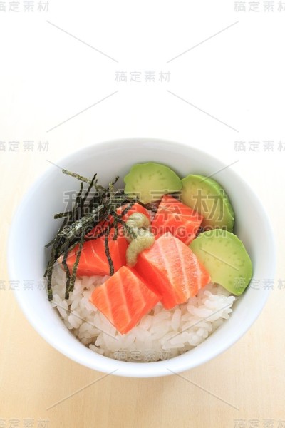 日本食物，鲑鱼和鳄梨