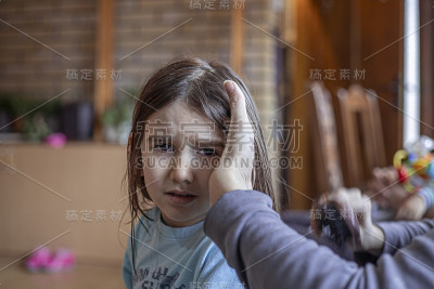 那个倔强的女孩不喜欢别人给她梳头