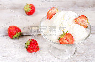 草莓冰淇淋