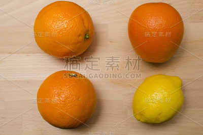 三个橙子和一个柠檬