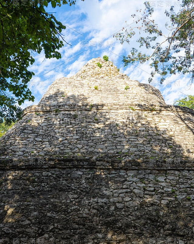 位于科巴的玛雅天文台(科巴天文天文台)。考古遗址中的古建筑。旅行的照片。墨西哥。尤卡坦半岛。