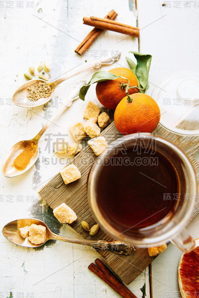 两杯红色的热饮
