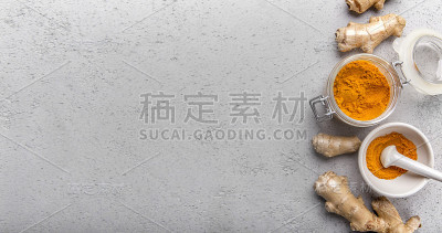 生的有机橙根和姜黄粉