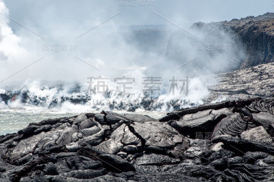 位于夏威夷的火山国家公园，可以看到熔岩和水