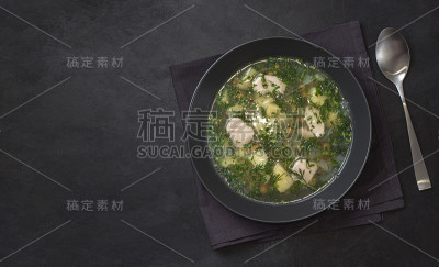 鸡和土豆杂烩汤与胡椒和胡萝卜在黑碗