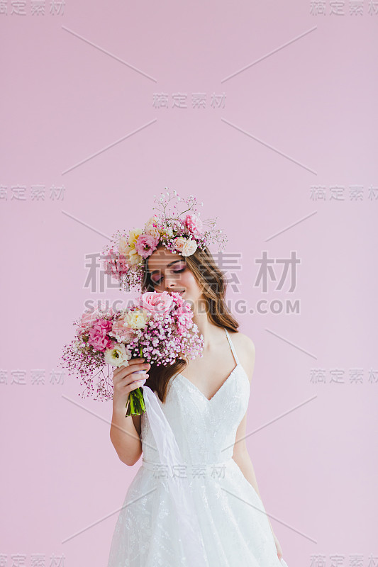 特写的美丽新娘与鲜花花环在她的头上