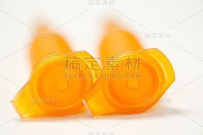 桌子上两根金色PCR管的微距照片