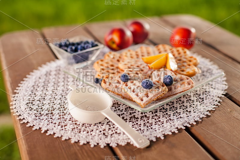 夏天的新鲜水果华夫饼