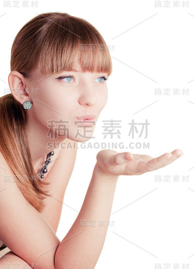 年轻的女孩正在做飞吻