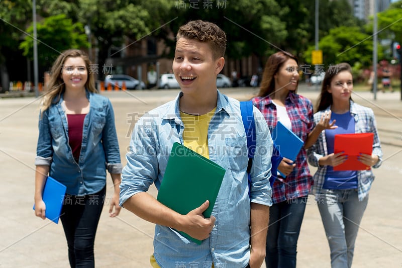 德国男学生和一群年轻人