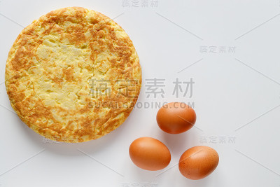 美味的西班牙煎蛋卷与几个鸡蛋在白色的背景与副本的空间