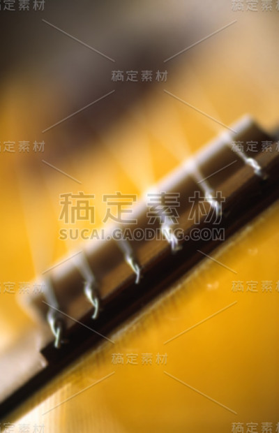 吉他上的音板和琴弦