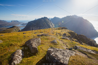 夏季挪威景观与Ryten峰，罗浮敦群岛，北欧