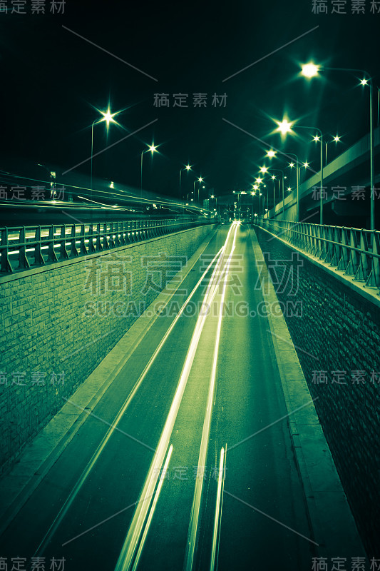 晚上高速公路