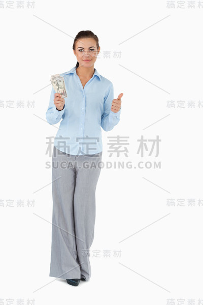 拿着钞票的女商人竖起大拇指