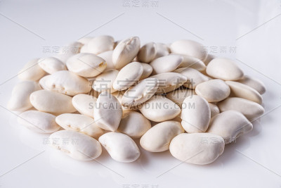 白色背景上的新鲜有机天然豆子