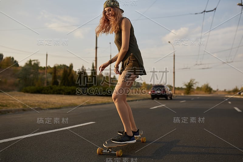 酷的城市溜冰少女