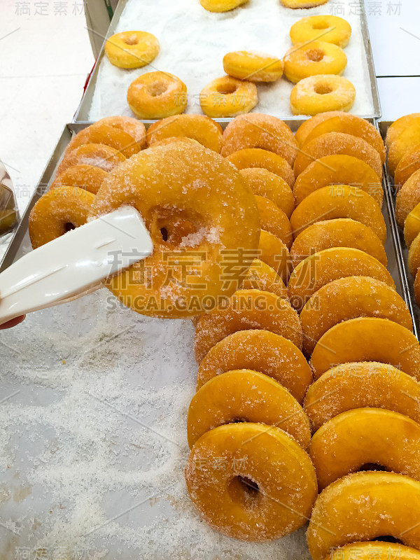 甜甜圈。甜糖霜食品。甜点五颜六色的零食。光滑的年代