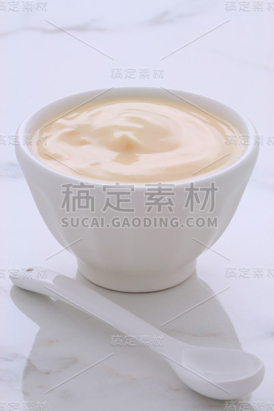新鲜的桃子酸奶