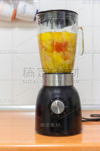 装满蔬菜的搅拌机随时可以开动