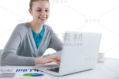 少女使用笔记本电脑