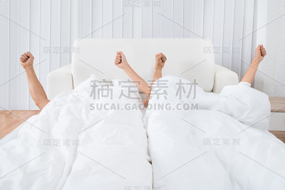 在床上醒来的夫妇