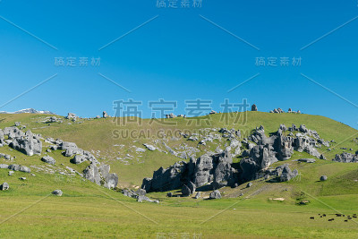 城堡山与清澈的蓝天背景阿瑟pass，新西兰
