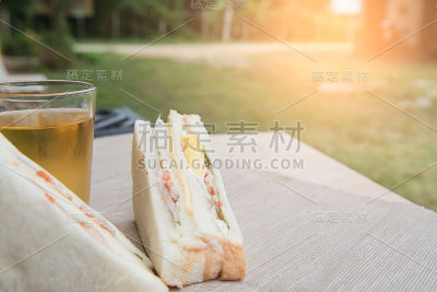 刚做的俱乐部三明治和布上的果汁