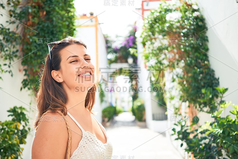 美丽的年轻女子在波多莫根村的五彩缤纷，在暑假的街道上快乐地微笑