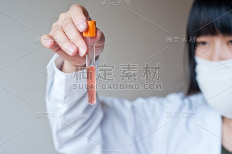 女工人在做实验