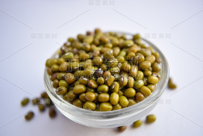 白底绿豆在一个玻璃碗里的特写图片
