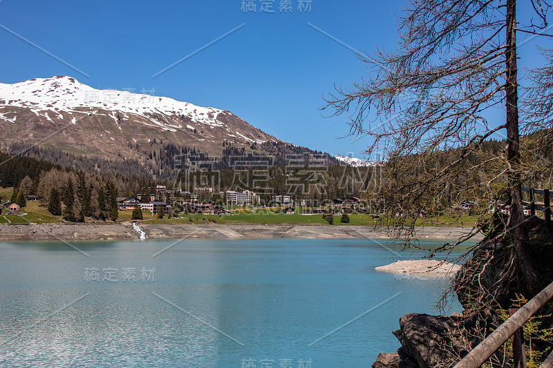 从达沃斯湖-瑞士的高部分雪山阿尔卑斯山在春天的阳光和蓝天全景