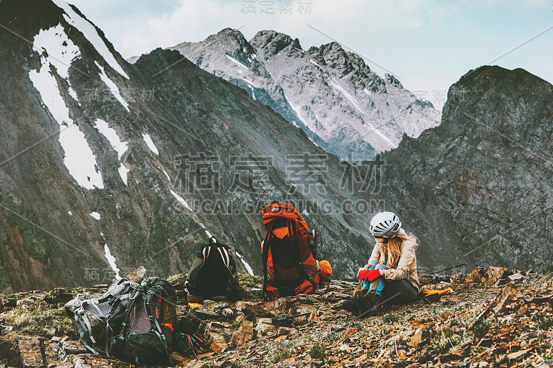 女性旅行者登山背包旅行生活冒险概念活跃的夏季假期户外登山