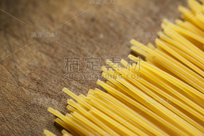 在旧木桌上放意大利面条