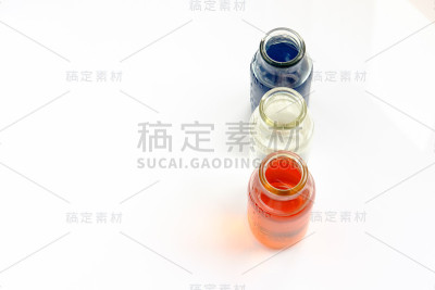 化学容器与彩色液体在白色背景
