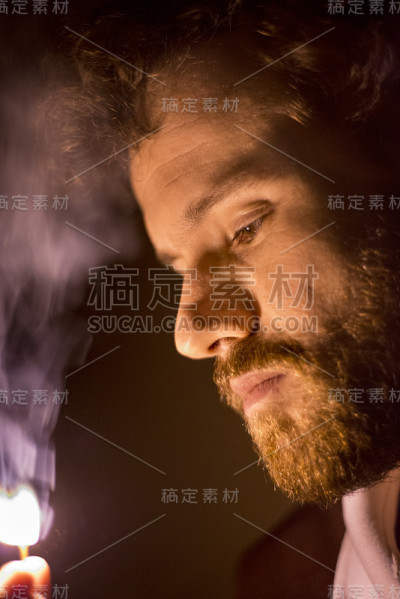拿着火柴的男人