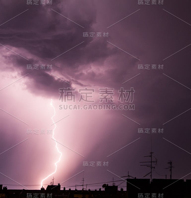 电闪云在城市建筑物上空形成雷暴雨