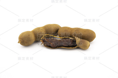 新鲜的完整的罗望子水果在白色的背景