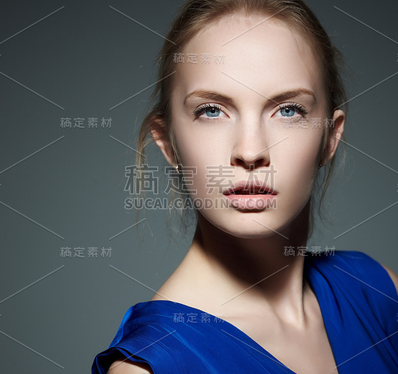 穿蓝色衣服的金发女人的肖像。