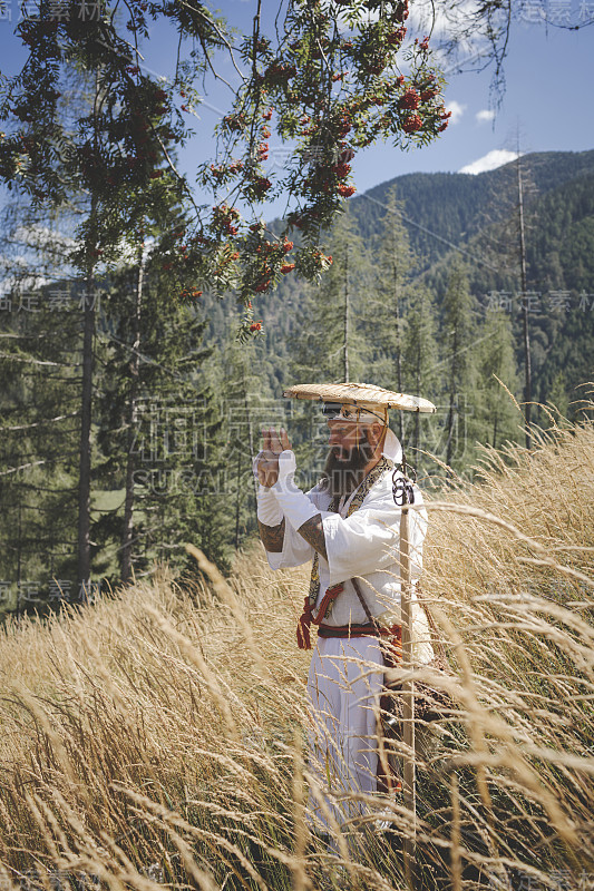 欧洲修根道和尚徒步旅行在奥地利山脉，奥地利，Ötscher