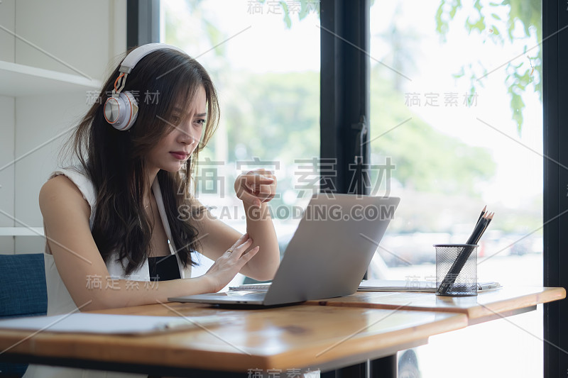 在线视频会议和数字会议。商务女性在家庭办公室通过视频会议与团队讨论业务。