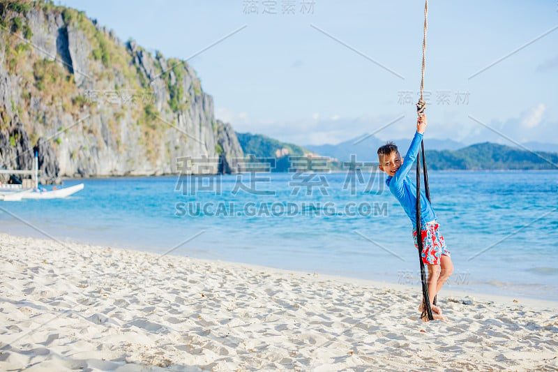 海滩上的快乐男孩