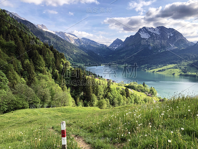 瑞士施维茨的内塔尔州瓦格塔尔湖(Waegitalersee)，在瓦格塔尔河谷或威格特尔山谷徒步旅行和