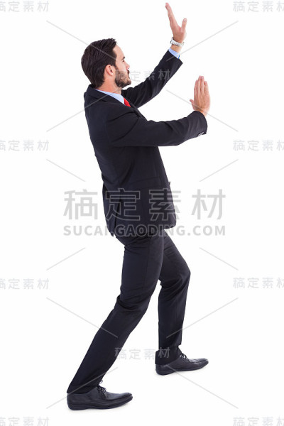 商人站着，推着