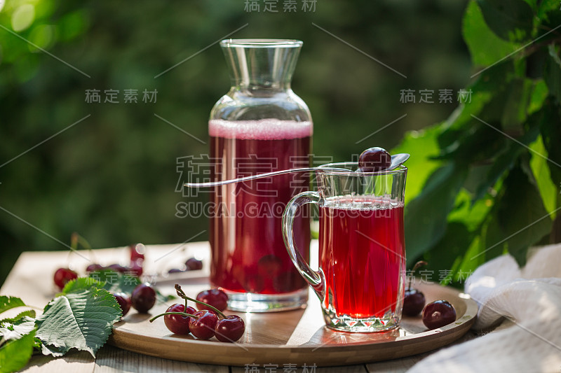 自制酸樱桃蜜饯，盛于玻璃杯中，盛于竹盘上