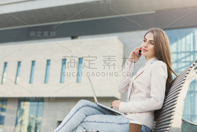 白人女商人在户外用笔记本电脑工作