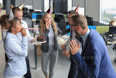 商务团队庆祝同事生日在现代办公室