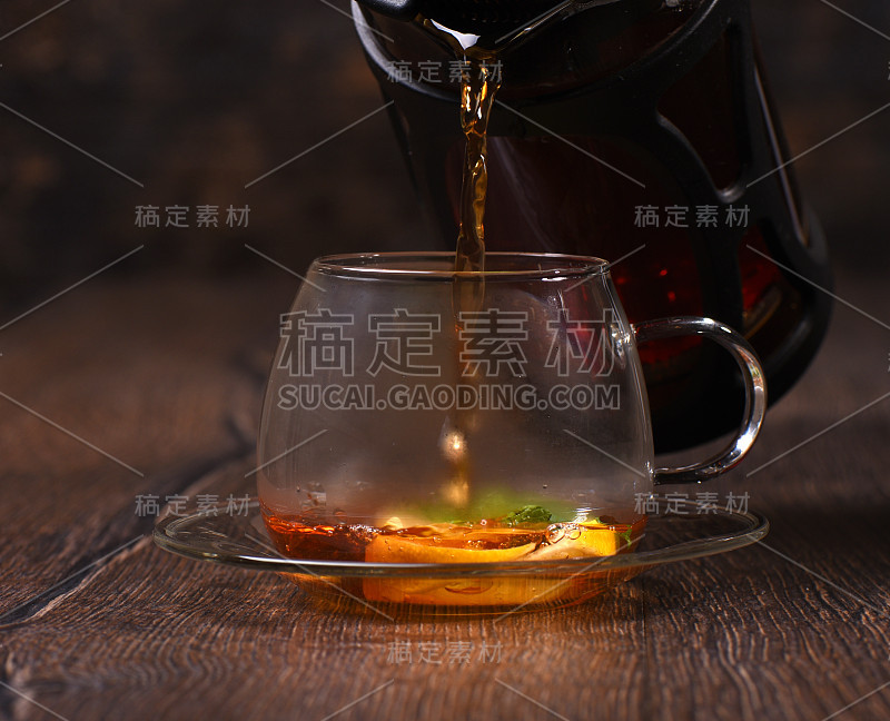 将茶倒入一杯柠檬和薄荷