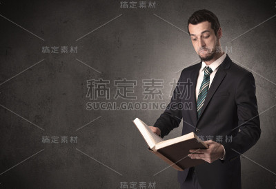 商人拿着一本书。
