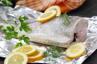 加香料和柠檬的生鱼